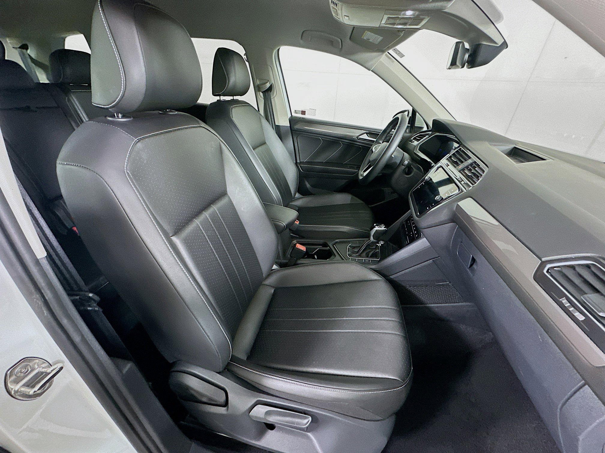 Used 2024 Volkswagen Tiguan SE image 31