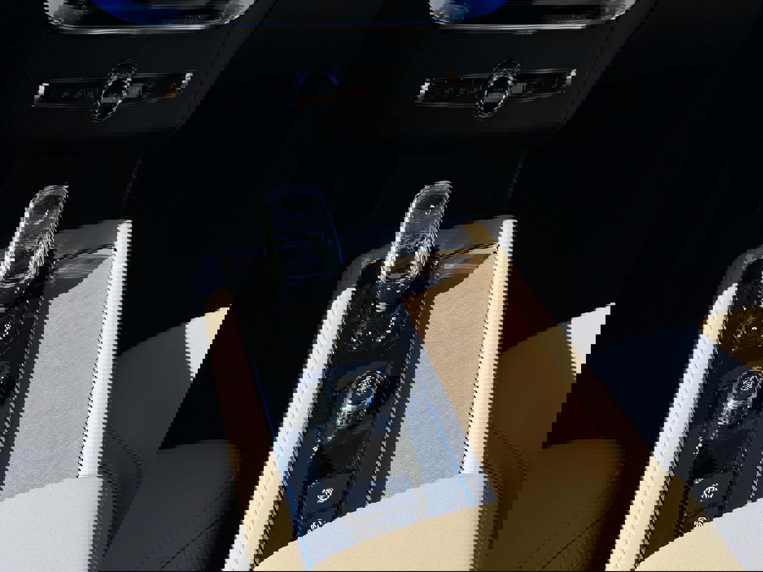 New 2026 Volvo XC90 T8 Plus w/ Protection Package Premier image 14