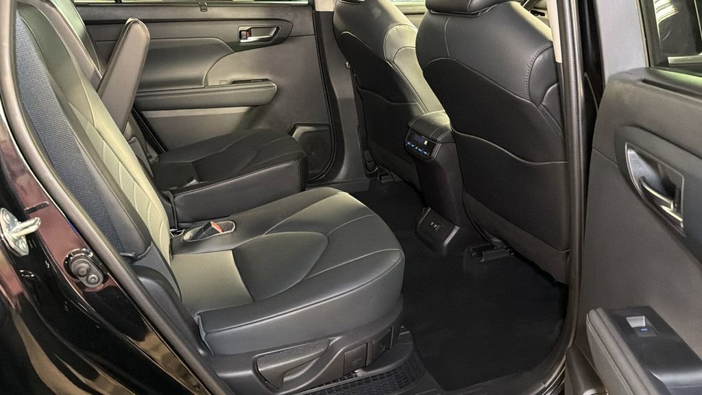 Used 2021 Toyota Highlander XLE image 13