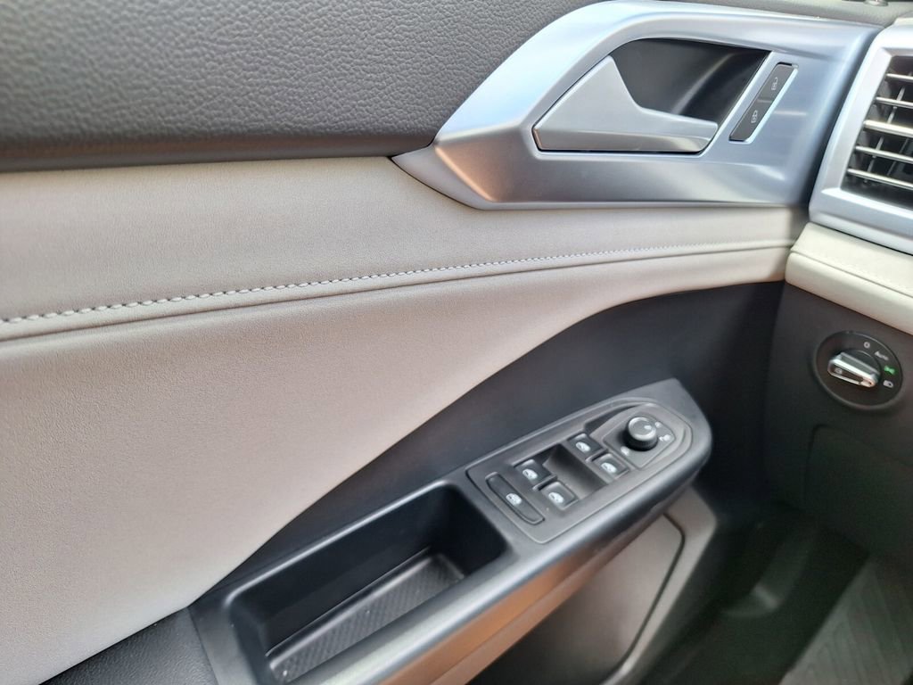Used 2025 Volkswagen Taos SE FWD image 19