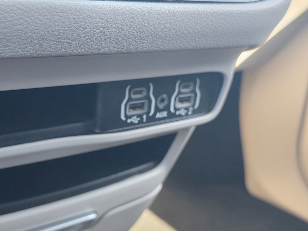 Certified 2023 Chrysler Pacifica Touring-L image 33