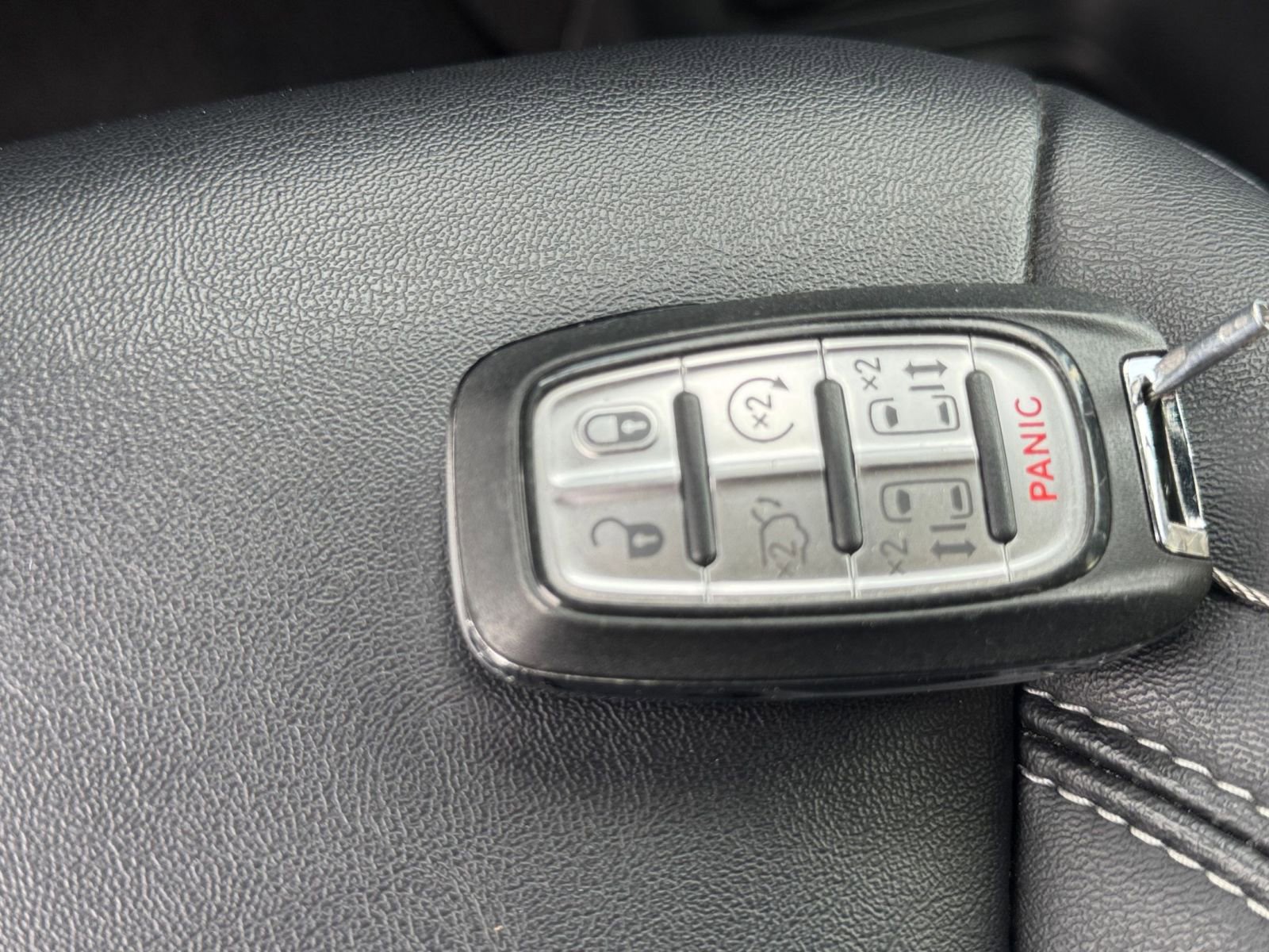 Used 2025 Chrysler Pacifica Select image 25