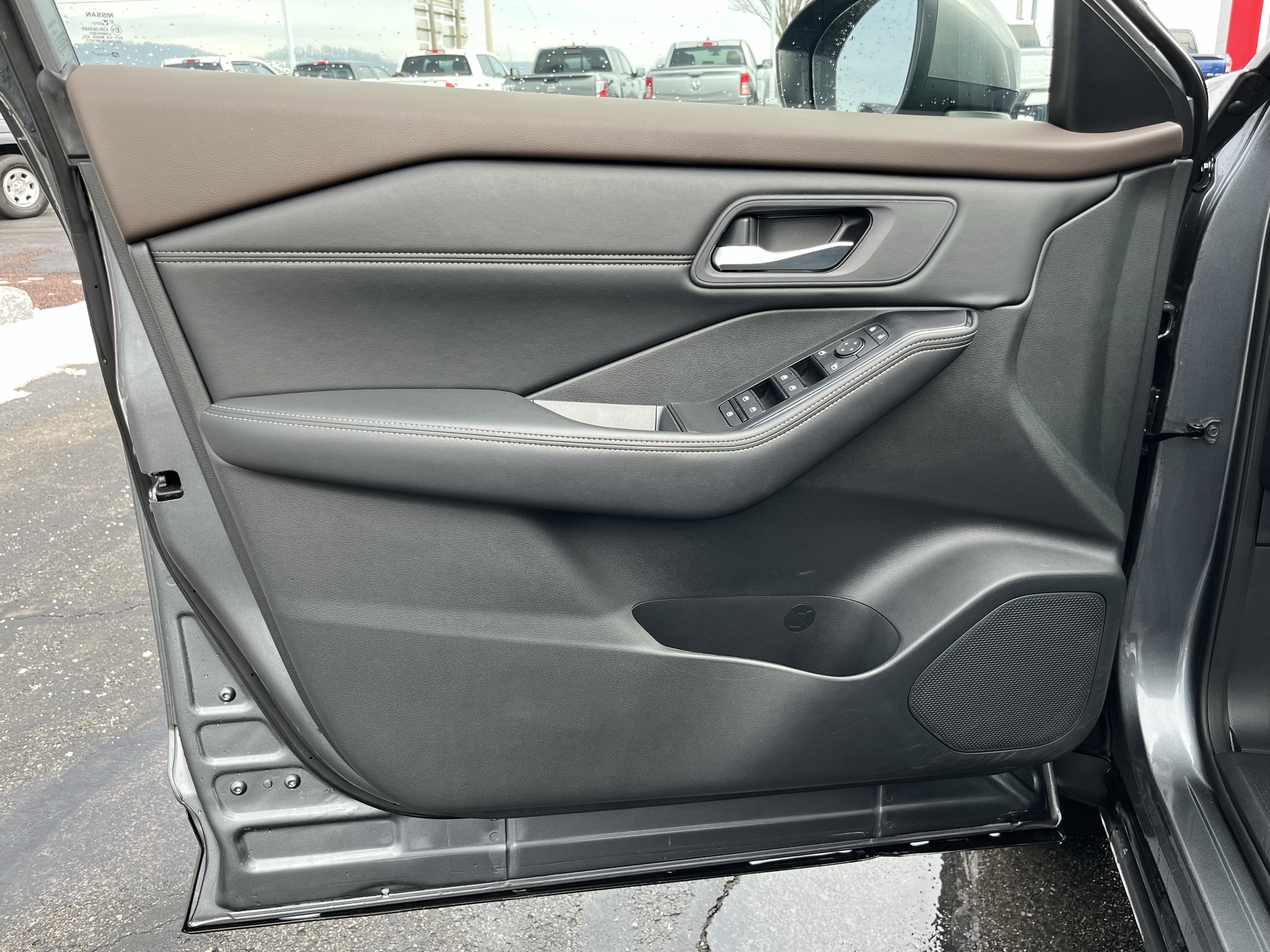 Used 2023 Nissan Rogue SV w/ SV Premium B Package image 19