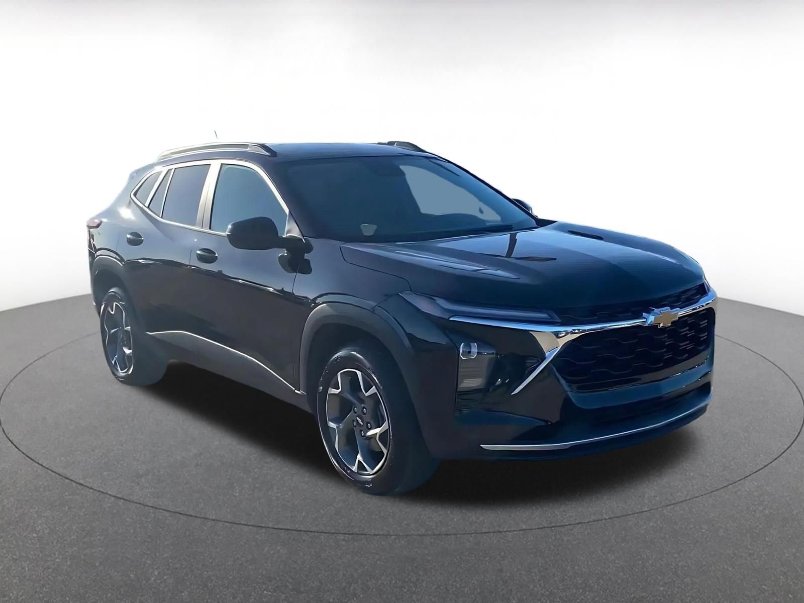 Used 2025 Chevrolet Trax LT FWD image 3