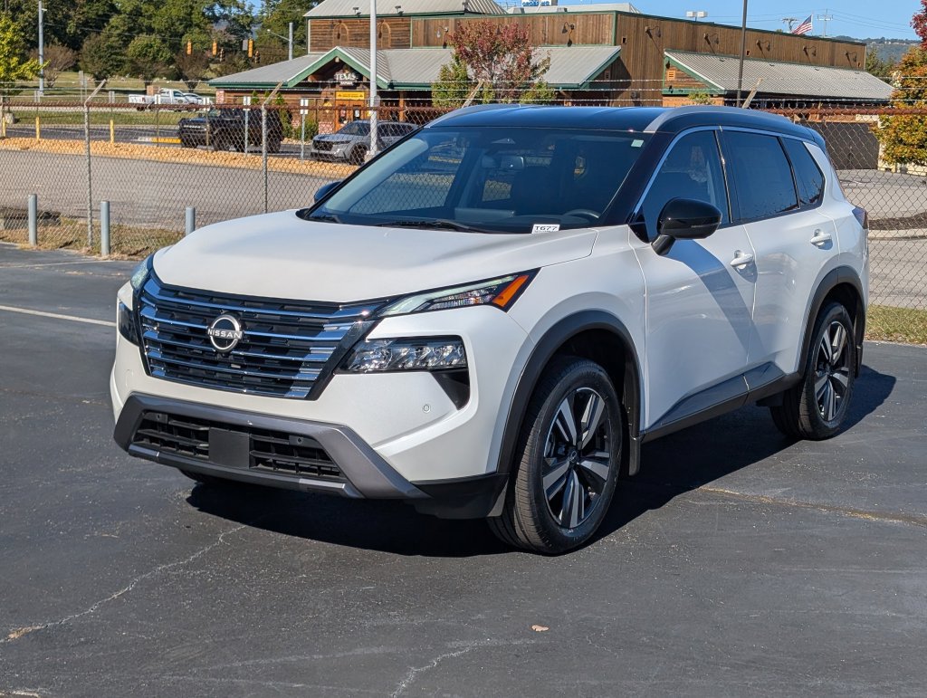 Used 2024 Nissan Rogue SL AWD/4WD image 3