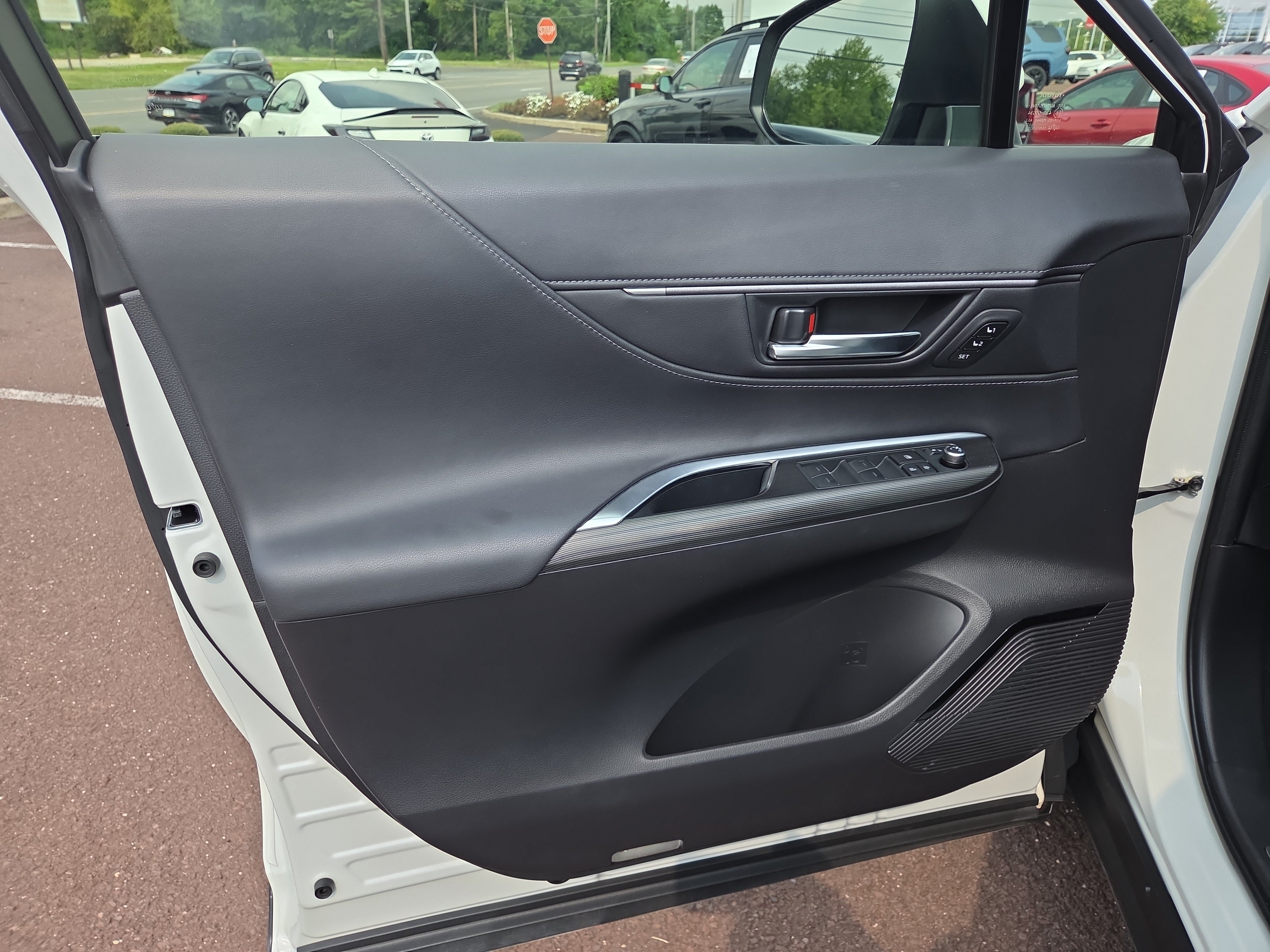 Certified 2022 Toyota Venza XLE AWD/4WD image 14