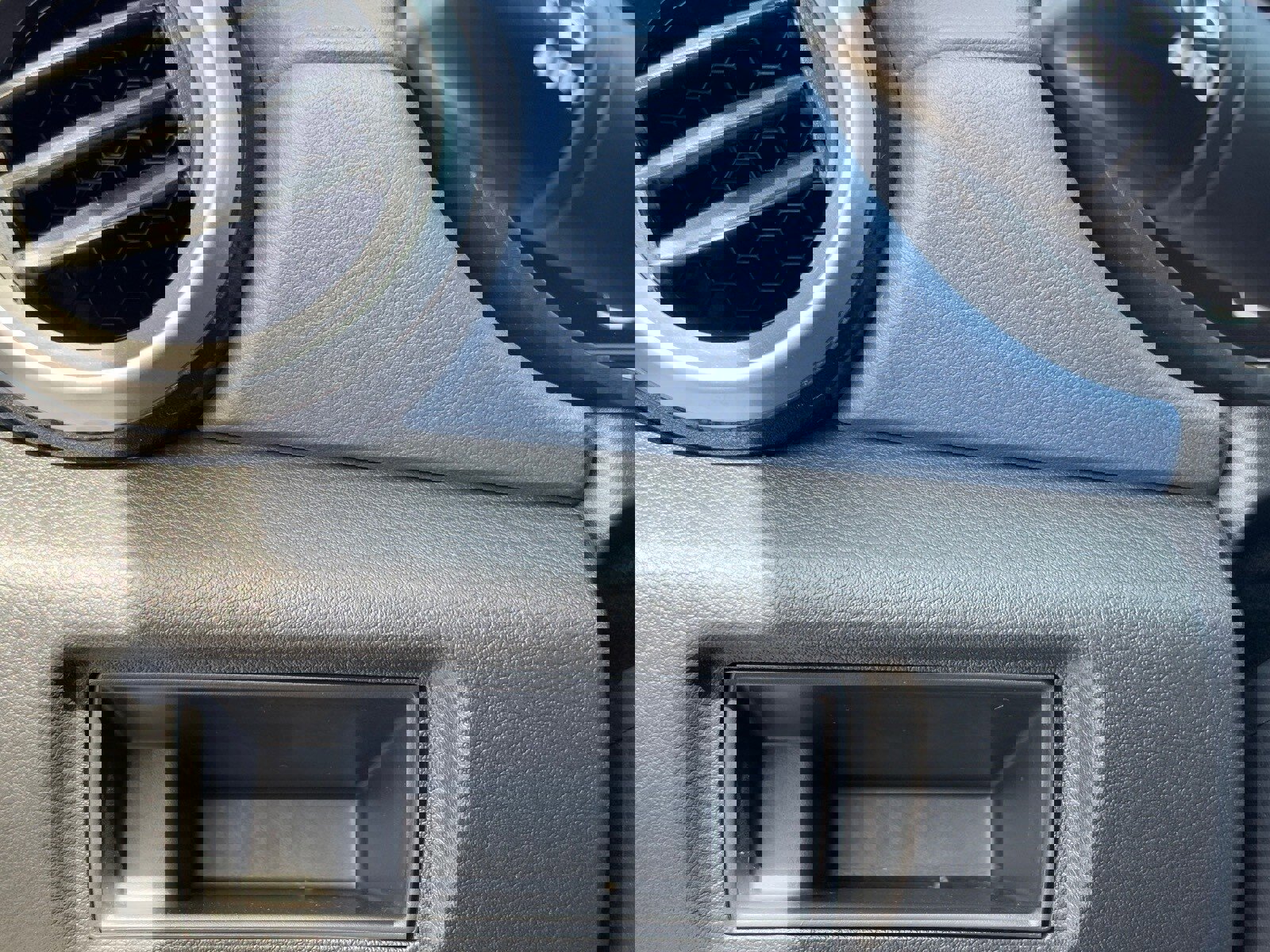 Used 2025 Nissan Versa SV image 28