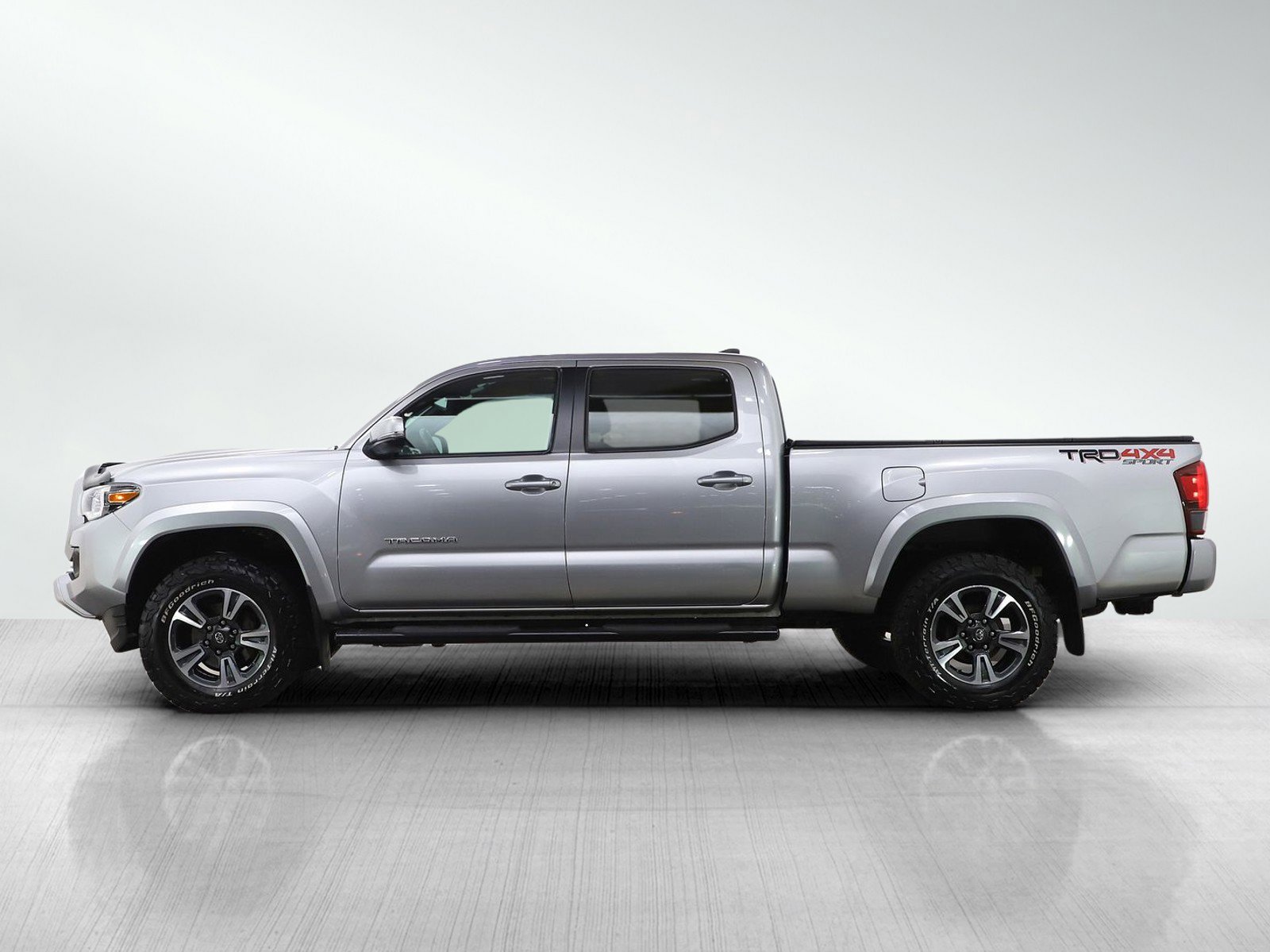 Used 2018 Toyota Tacoma TRD Sport AWD/4WD image 2