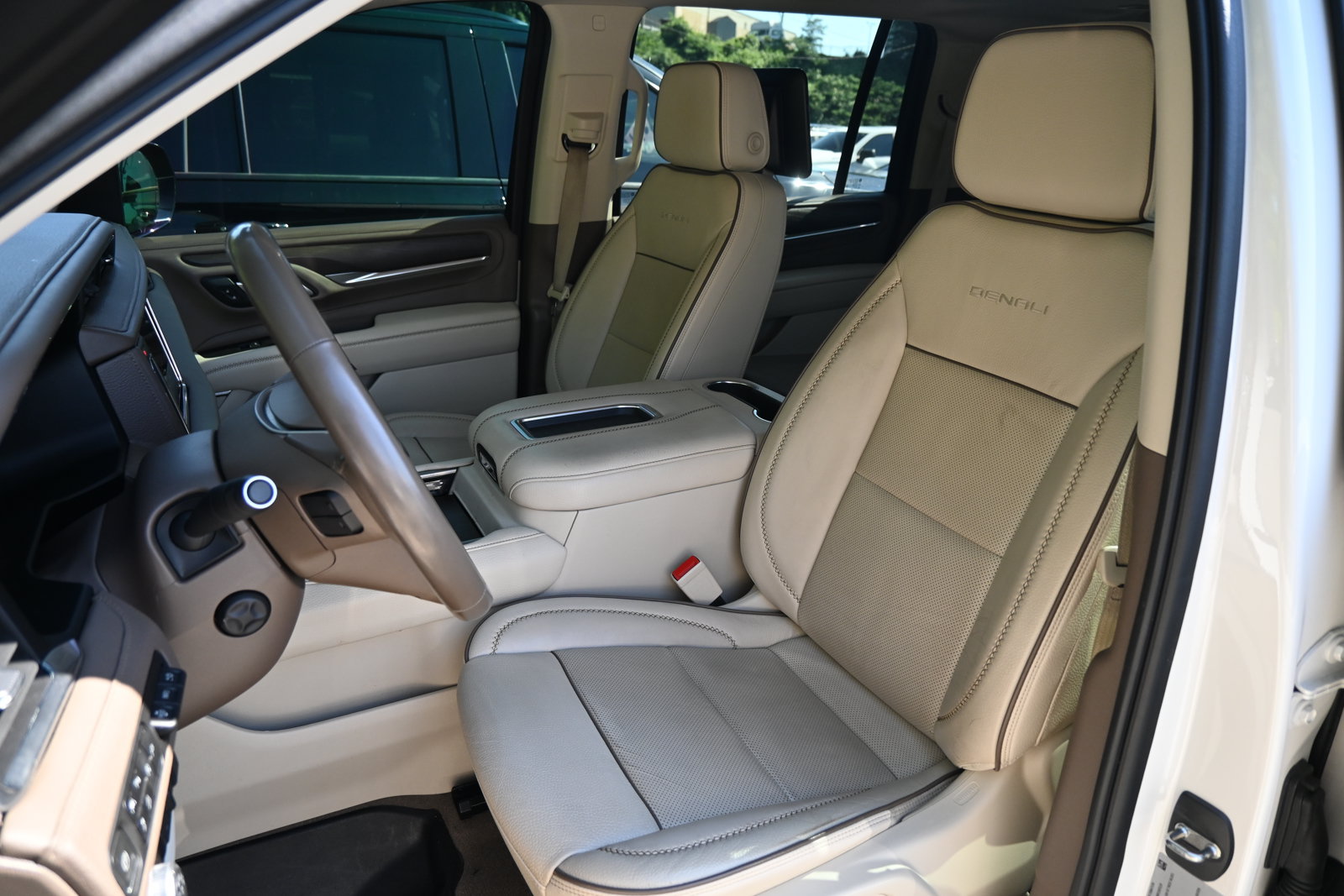 Used 2021 GMC Yukon XL Denali w/ Denali Premium Package AWD/4WD image 16