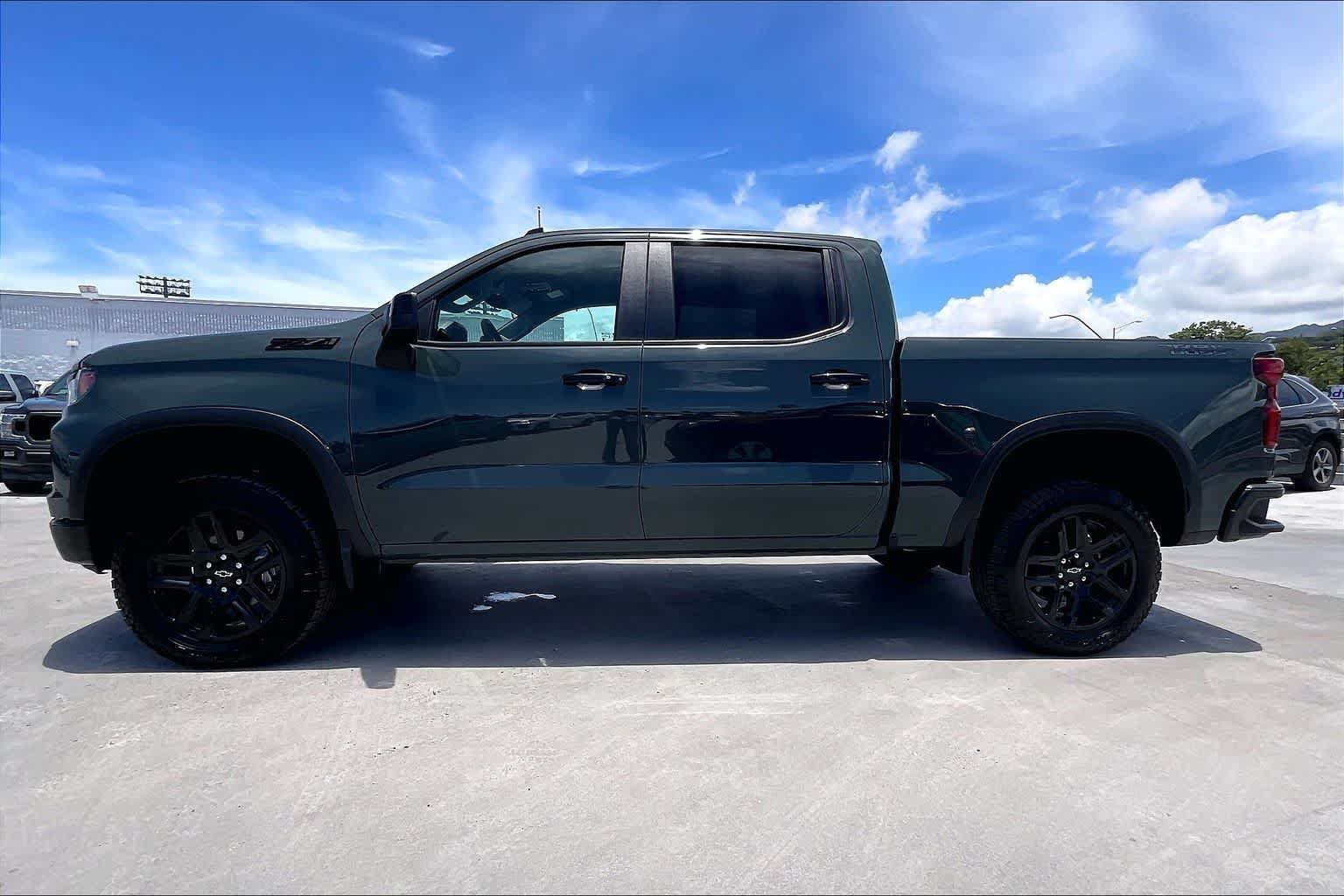 Used 2025 Chevrolet Silverado 1500 LT Trail Boss w/ Dark Appearance Package AWD/4WD image 3