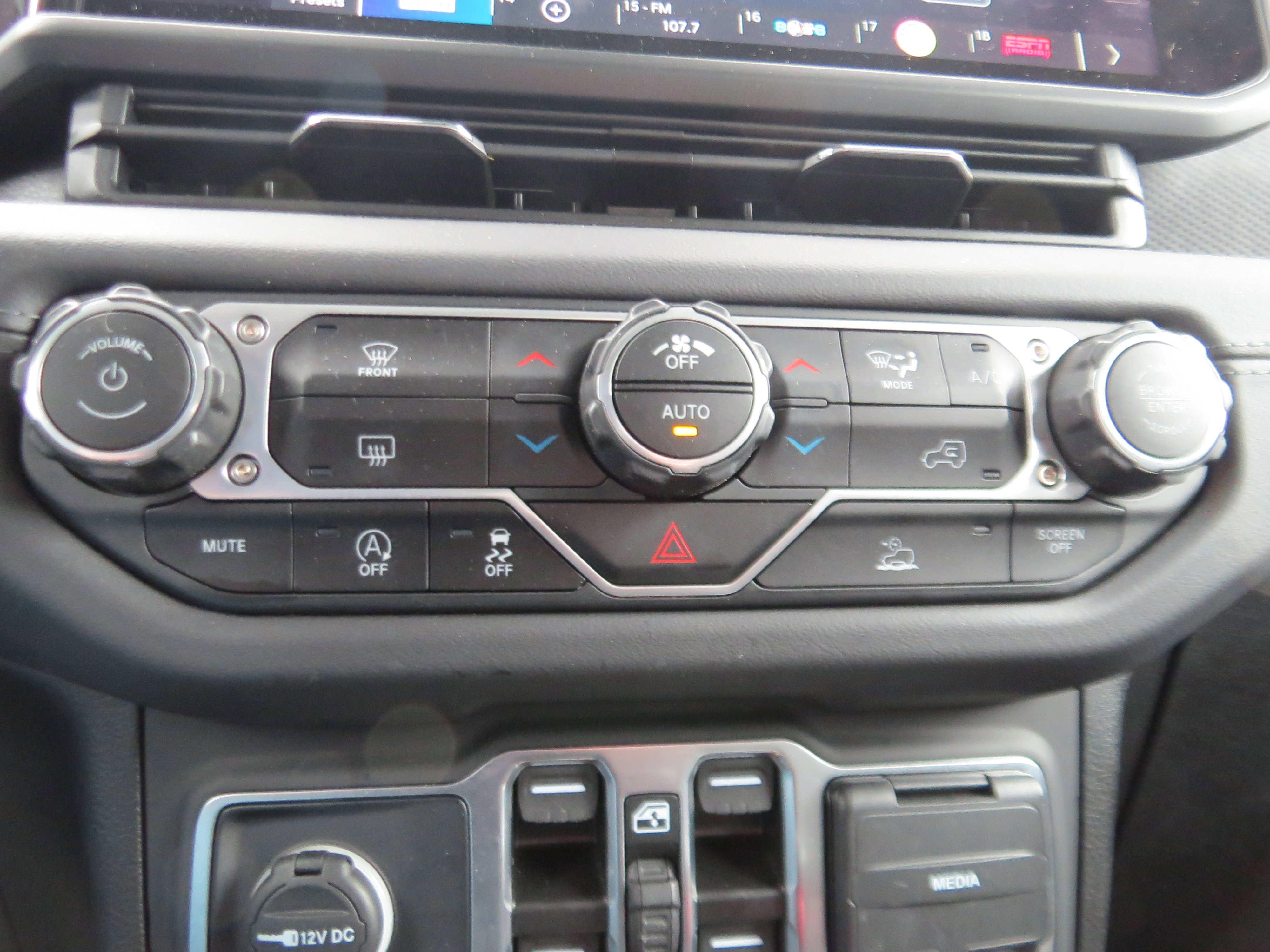 Used 2025 Jeep Wrangler Unlimited Rubicon image 23