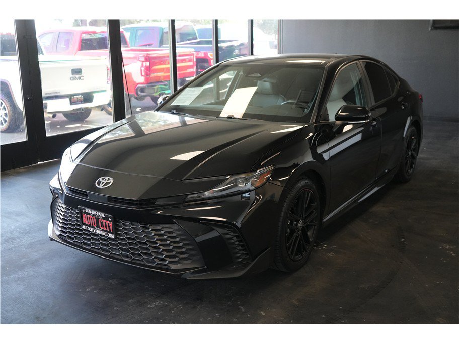 Used 2025 Toyota Camry SE FWD image 3