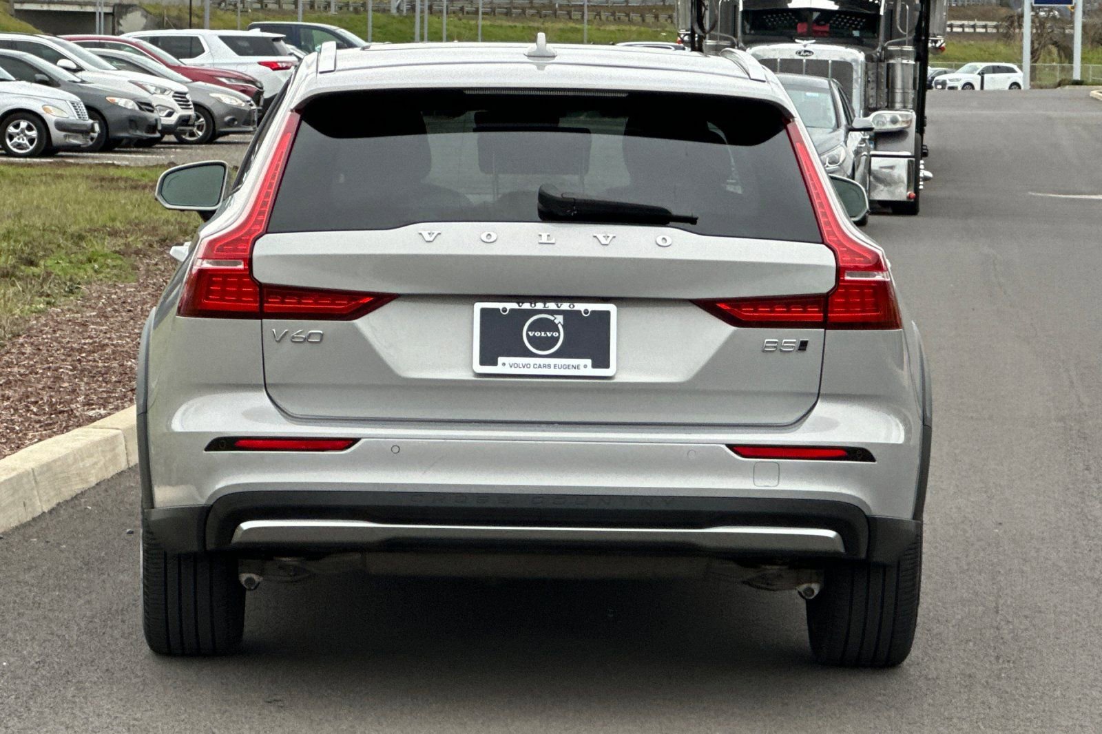Used 2025 Volvo V60 B5 Cross Country Plus image 4