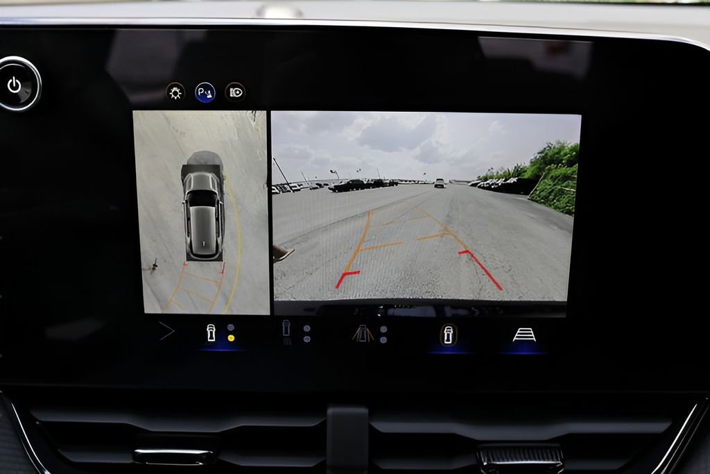 Used 2025 Chevrolet Equinox RS w/ Safety and Technology Package FWD image 24