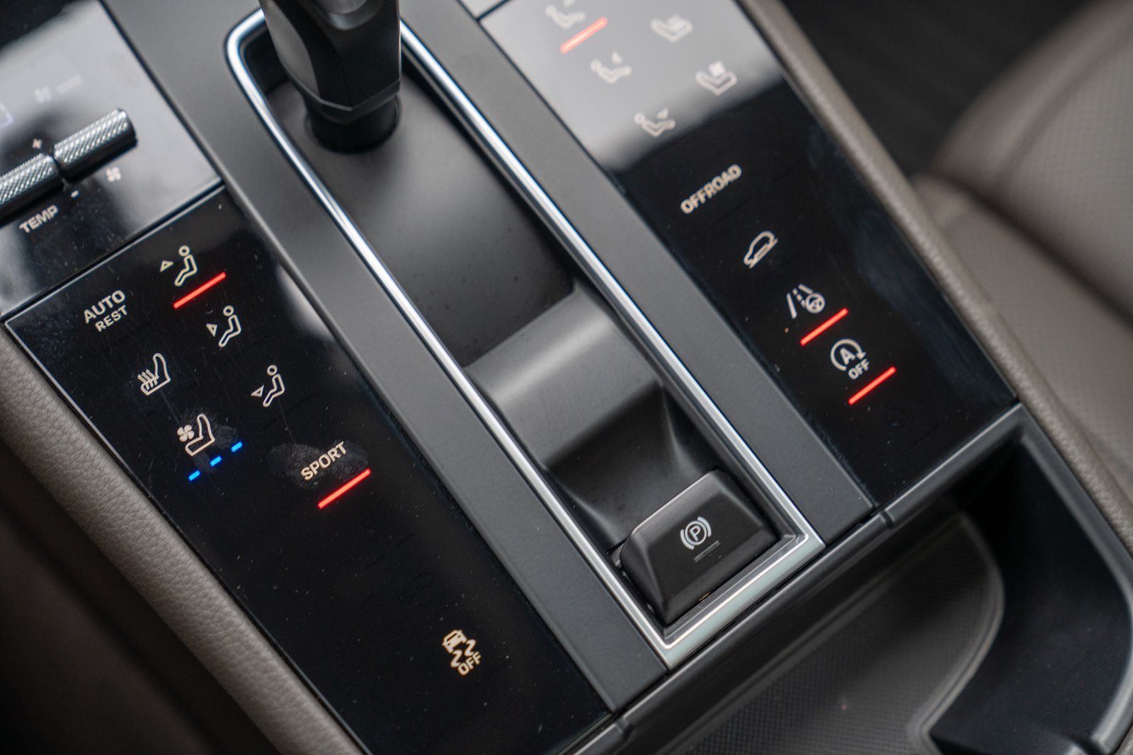 Certified 2026 Porsche Macan AWD/4WD image 18