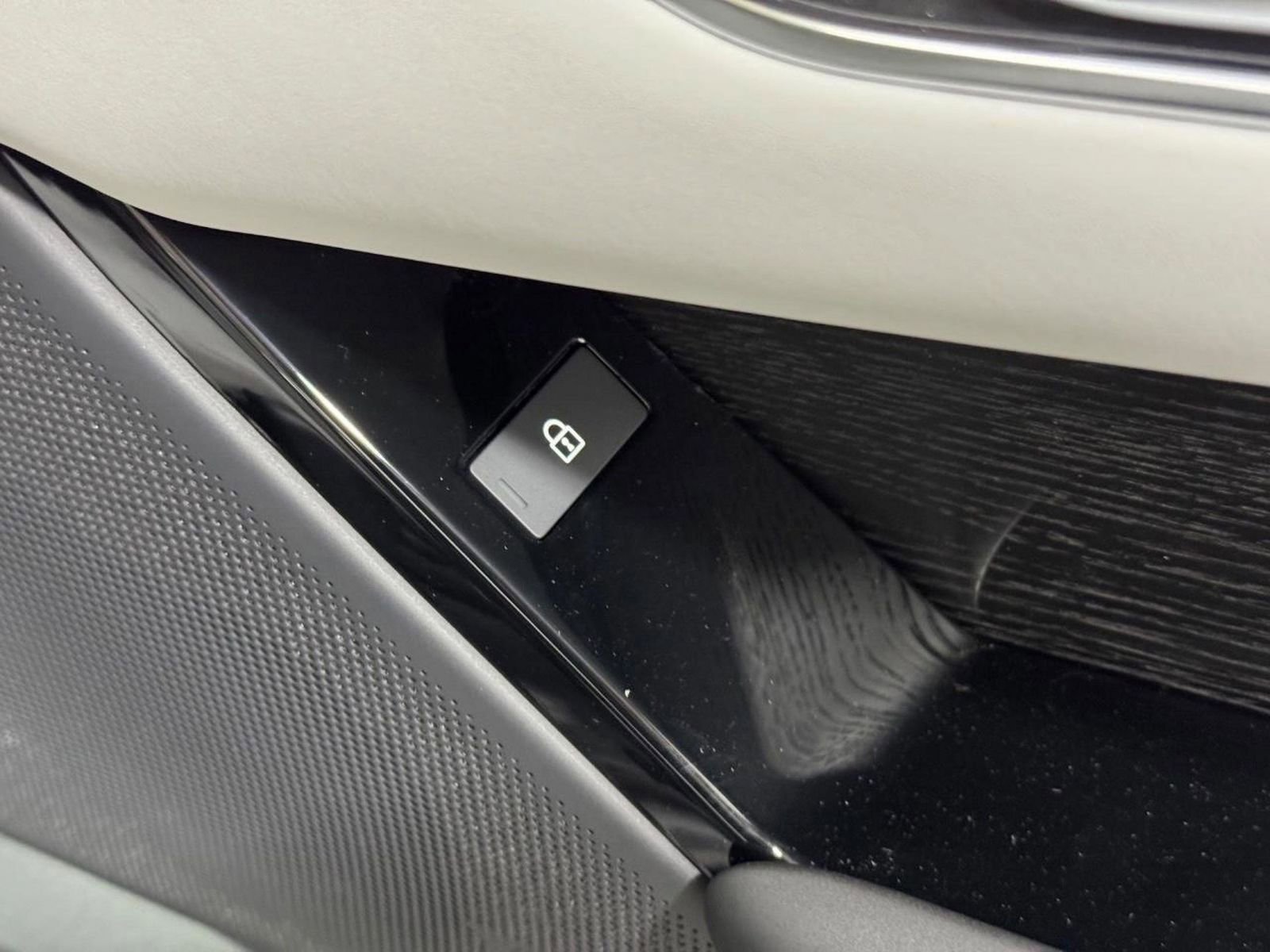 New 2026 Land Rover Range Rover Velar Dynamic SE image 18