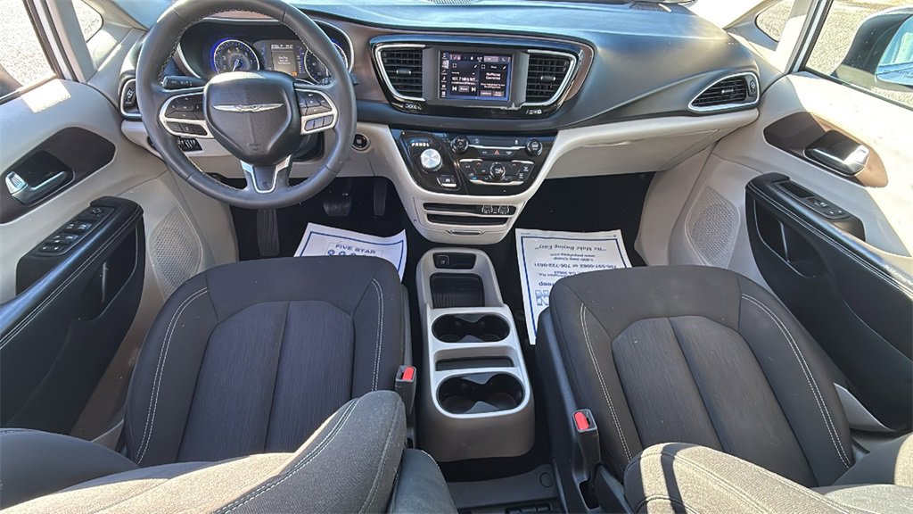 Used 2022 Chrysler Voyager LX image 14