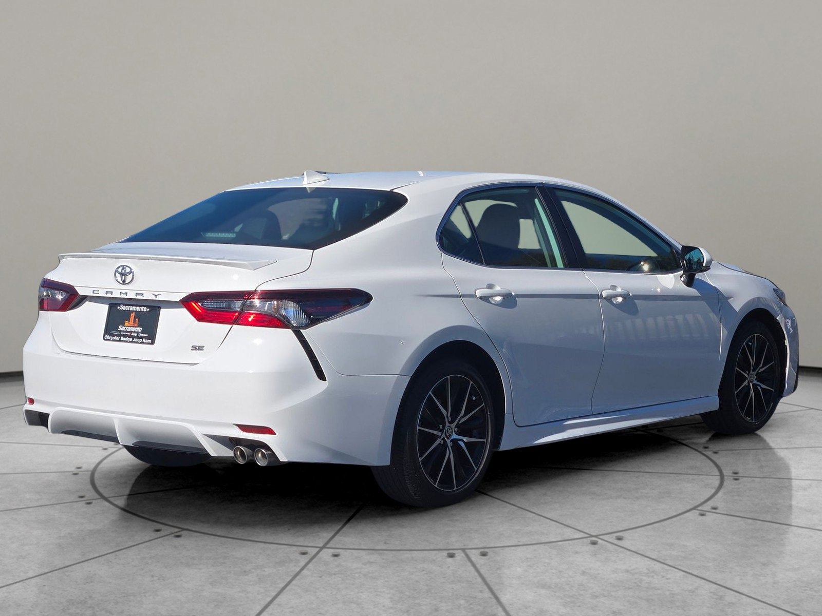 Used 2024 Toyota Camry SE image 4