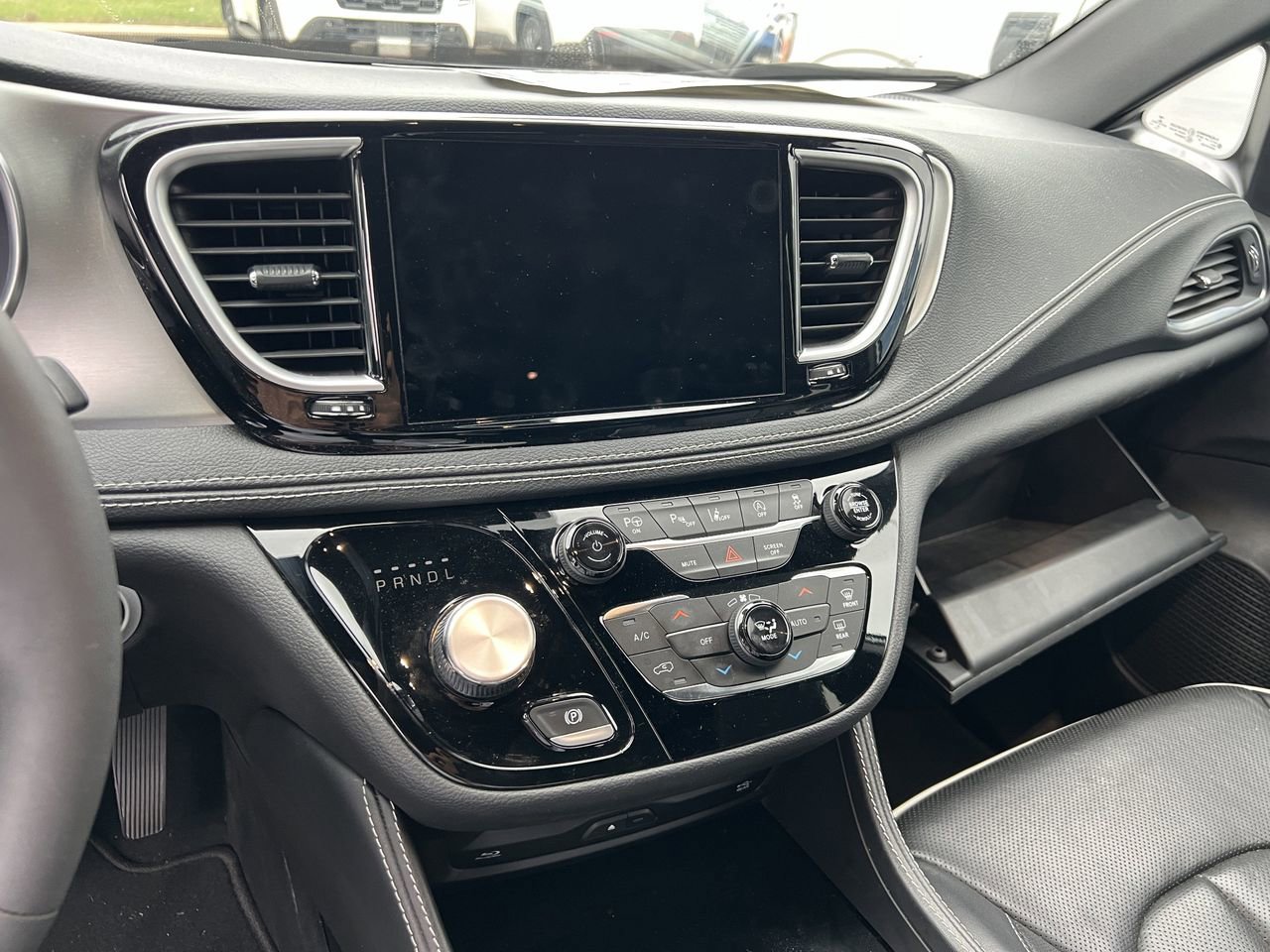 Used 2023 Chrysler Pacifica Limited w/ Uconnect Theater Family Group FWD image 7