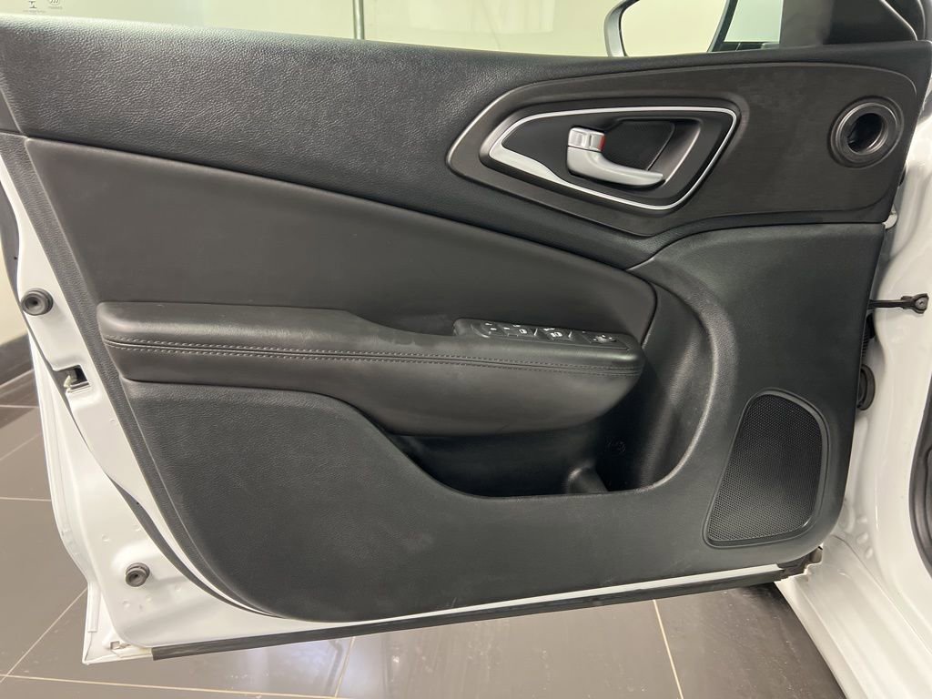Used 2017 Chrysler 200 Limited Platinum image 25