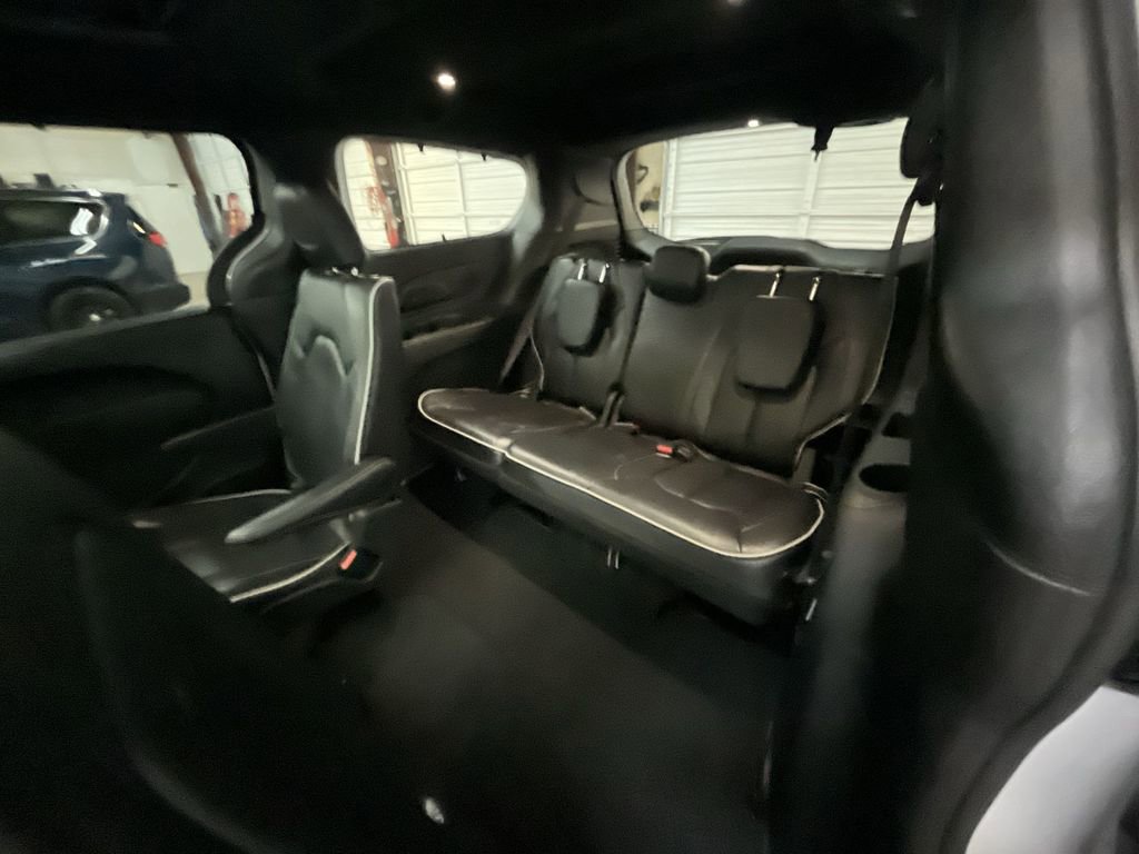 Used 2025 Chrysler Pacifica Limited FWD image 24