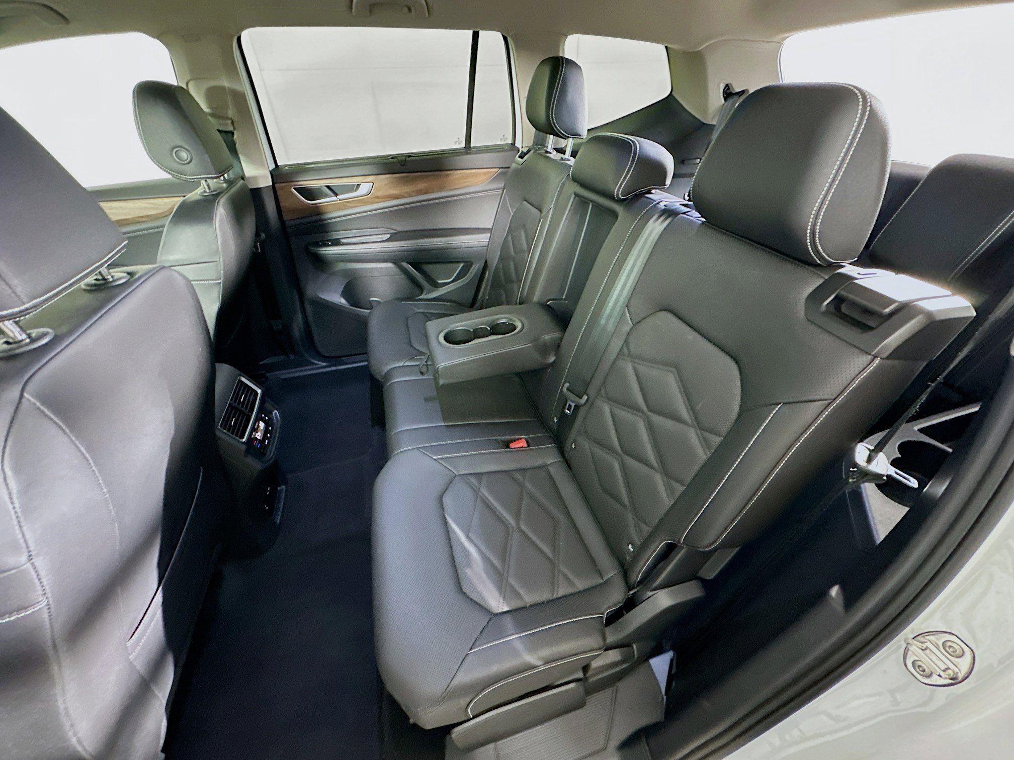 Used 2025 Volkswagen Atlas SE image 26