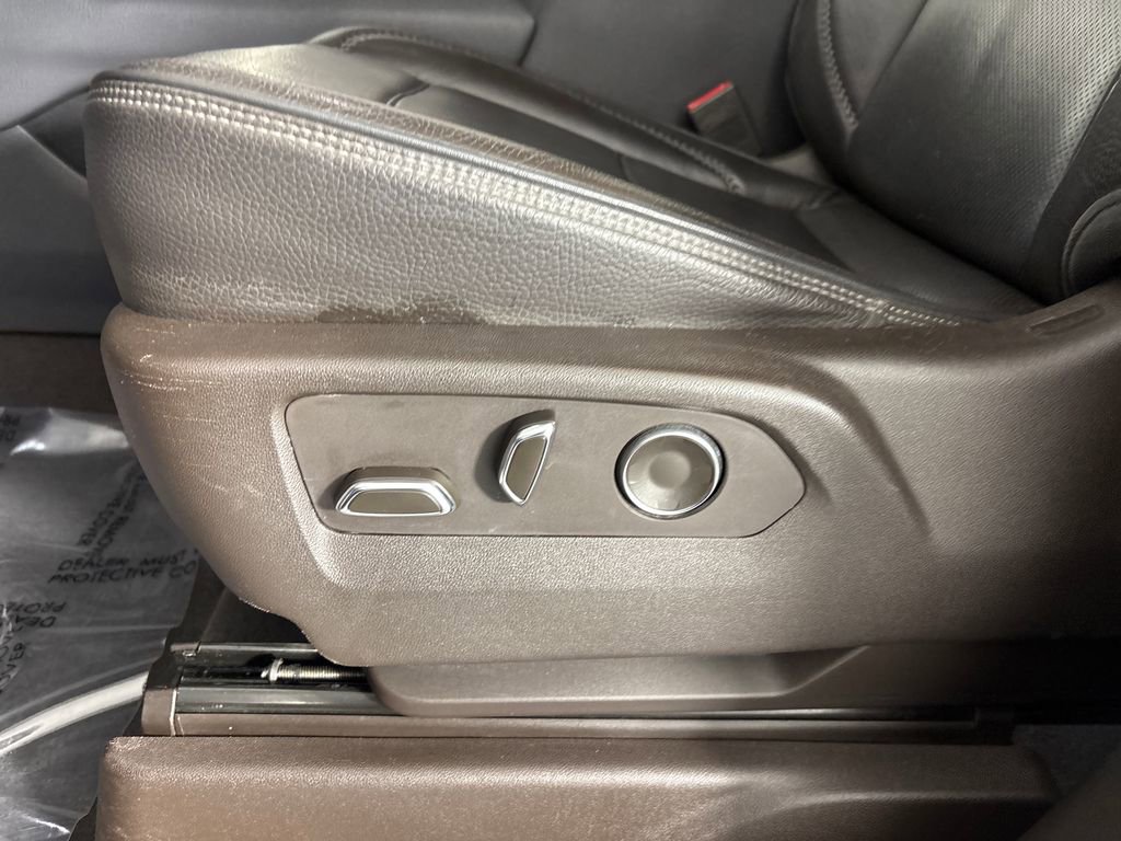 Used 2021 GMC Yukon Denali w/ Denali Premium Package image 9