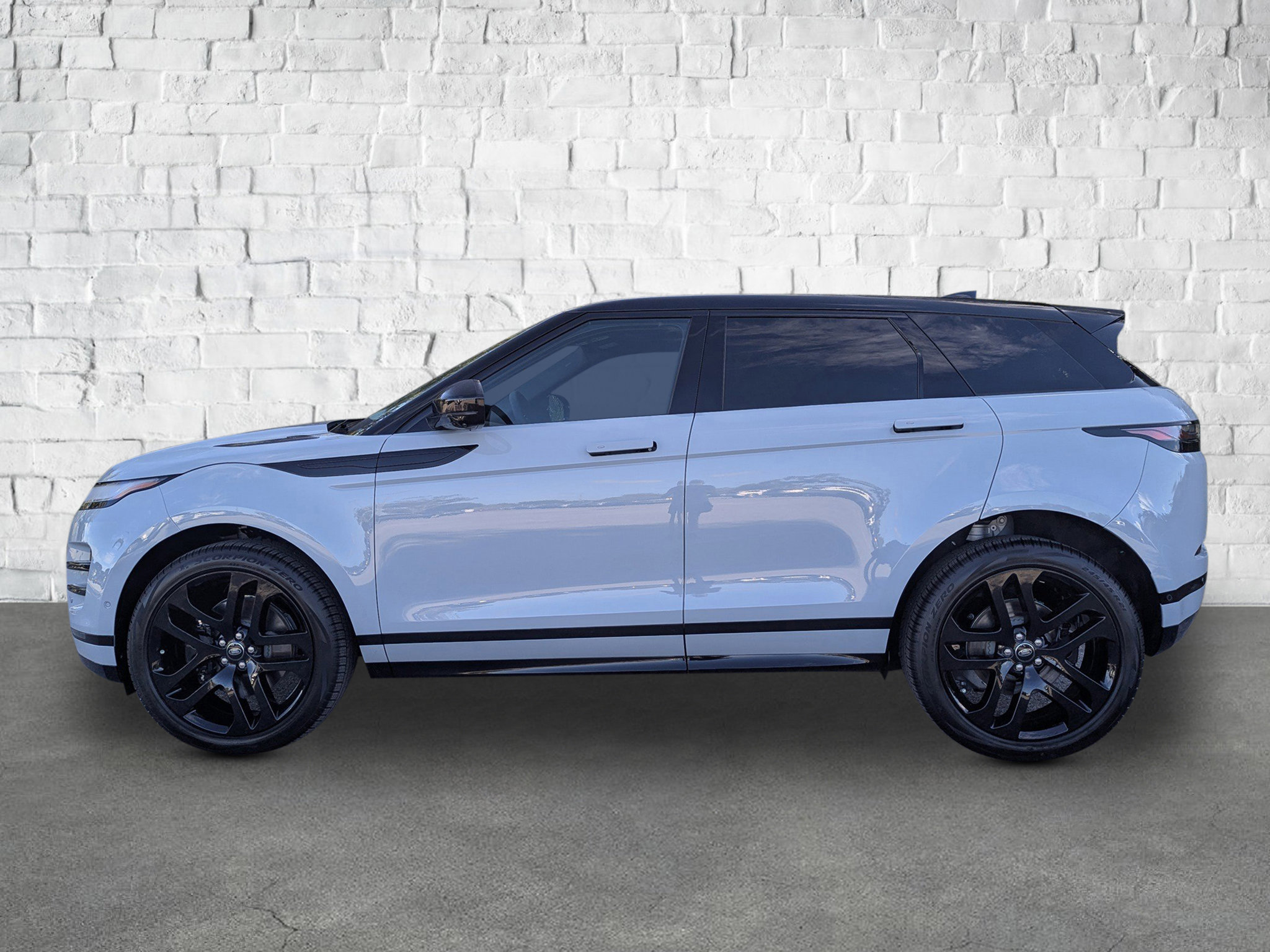 New 2026 Land Rover Range Rover Evoque Dynamic SE image 2
