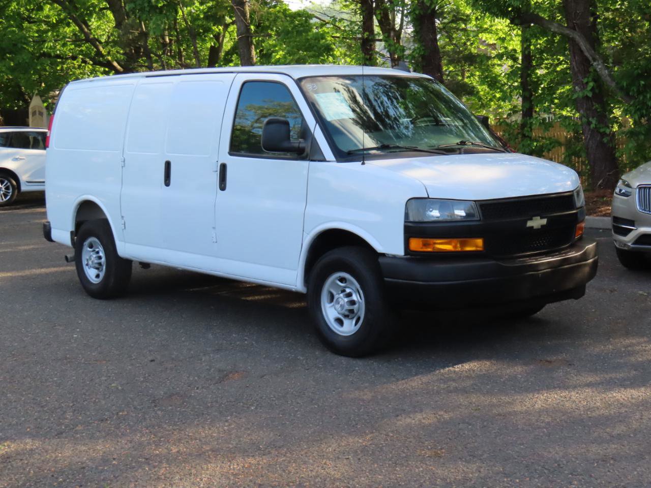 Used 2018 Chevrolet Express 3500 w/ Driver Convenience Package RWD image 5
