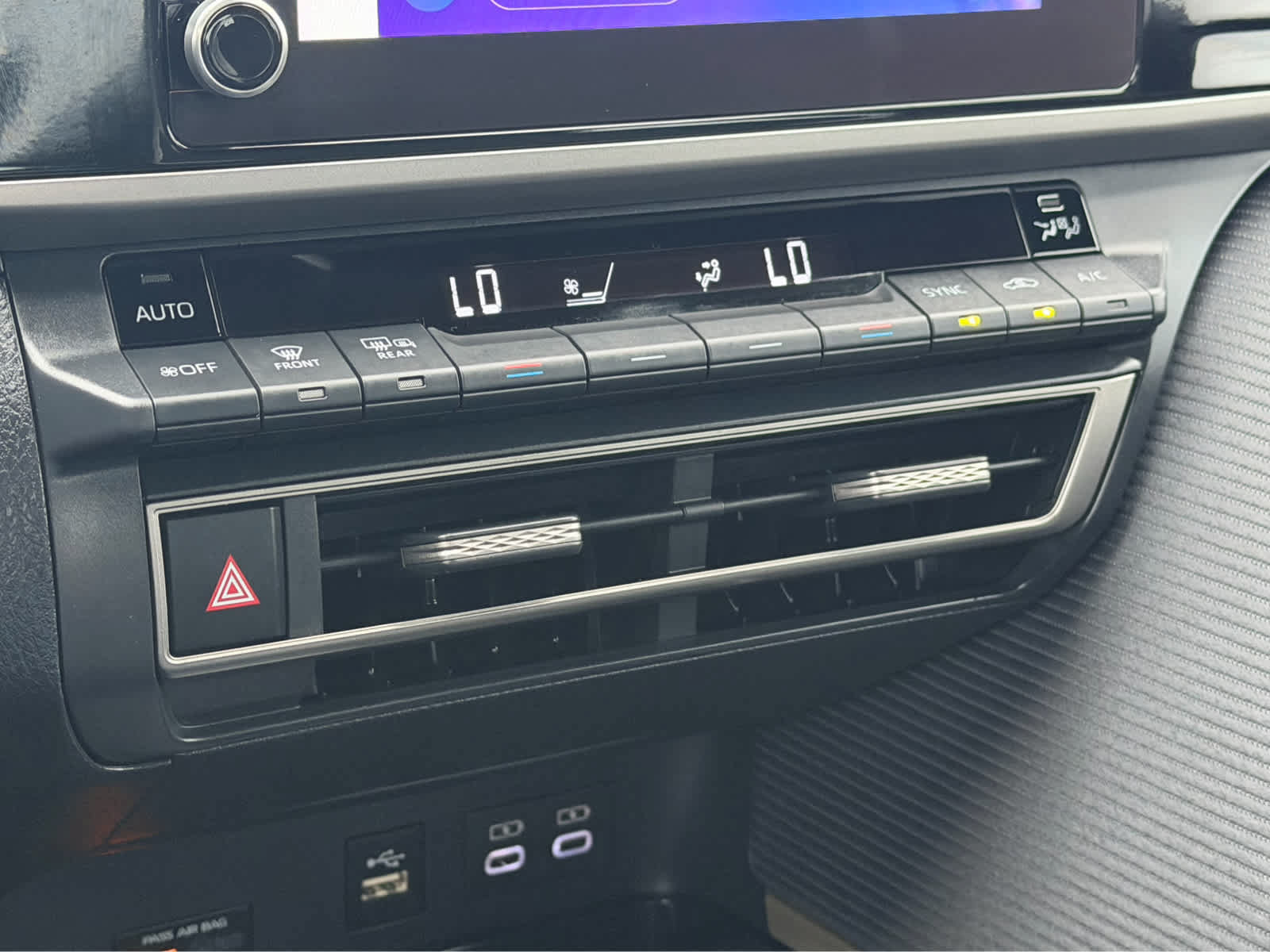 Used 2025 Toyota Camry SE w/ Convenience Package FWD image 32
