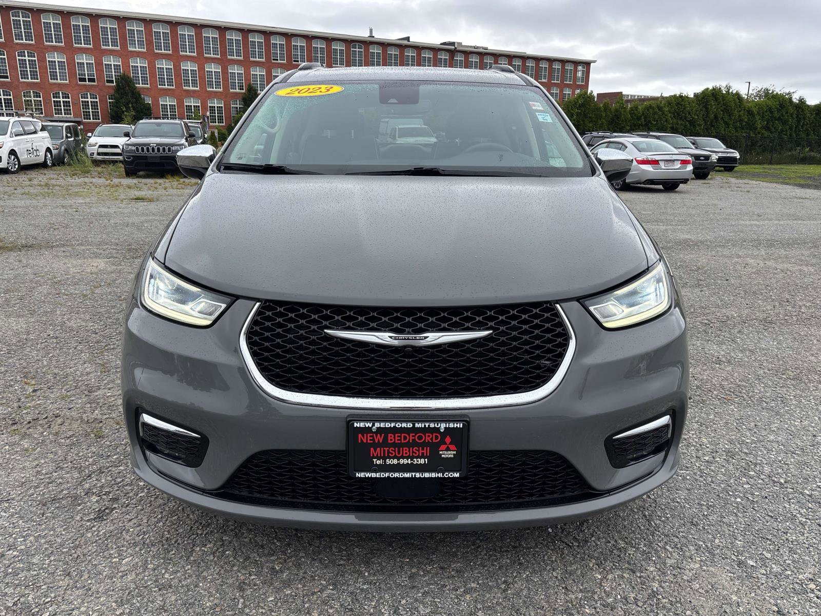 Used 2023 Chrysler Pacifica Limited image 2