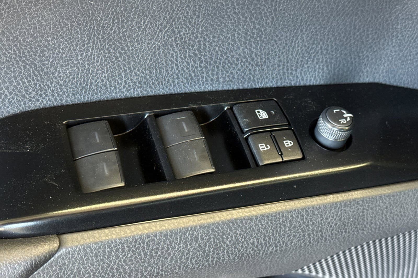 New 2026 Toyota Camry Hybrid FWD image 12