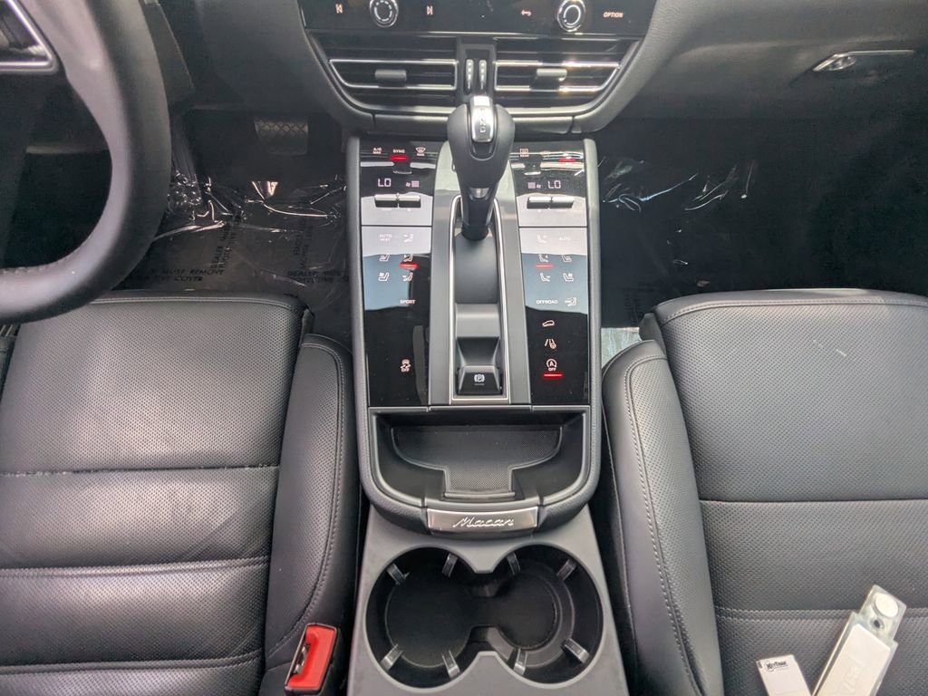 Used 2025 Porsche Macan AWD/4WD image 6