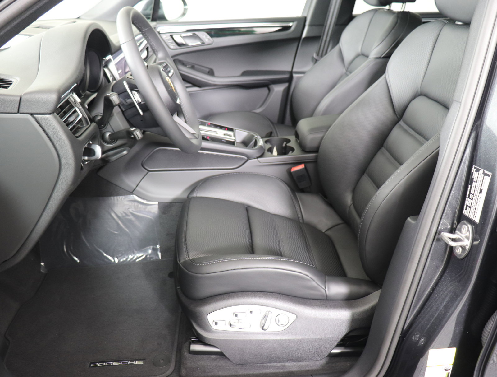 Used 2025 Porsche Macan image 5