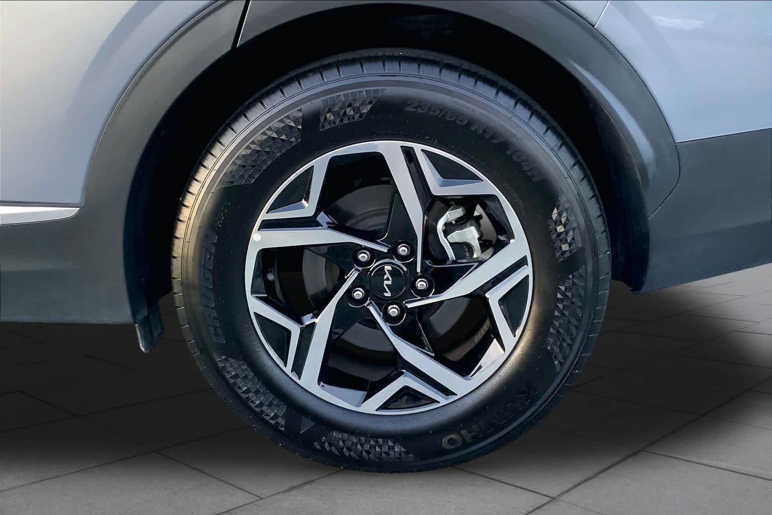 Used 2025 Kia Sportage LX FWD image 10
