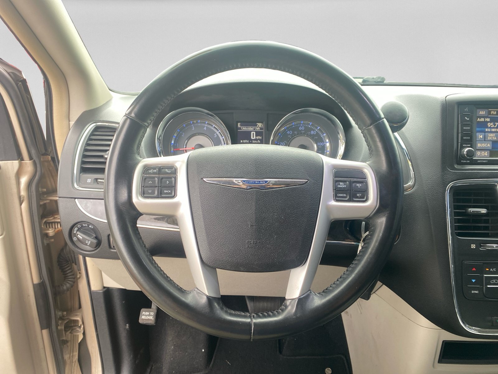 Used 2016 Chrysler Town & Country Touring FWD image 12