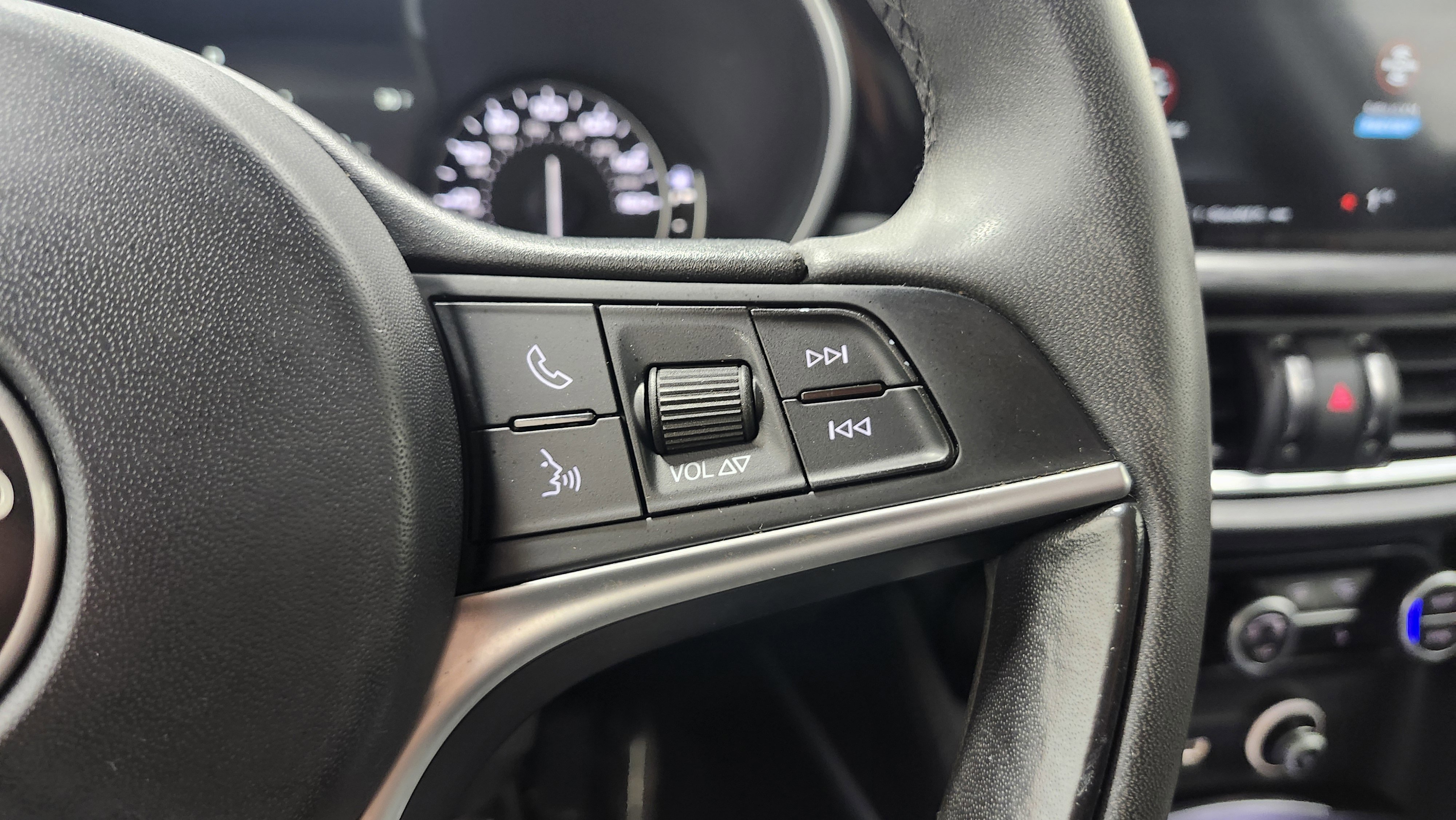 Used 2018 Alfa Romeo Stelvio AWD image 34