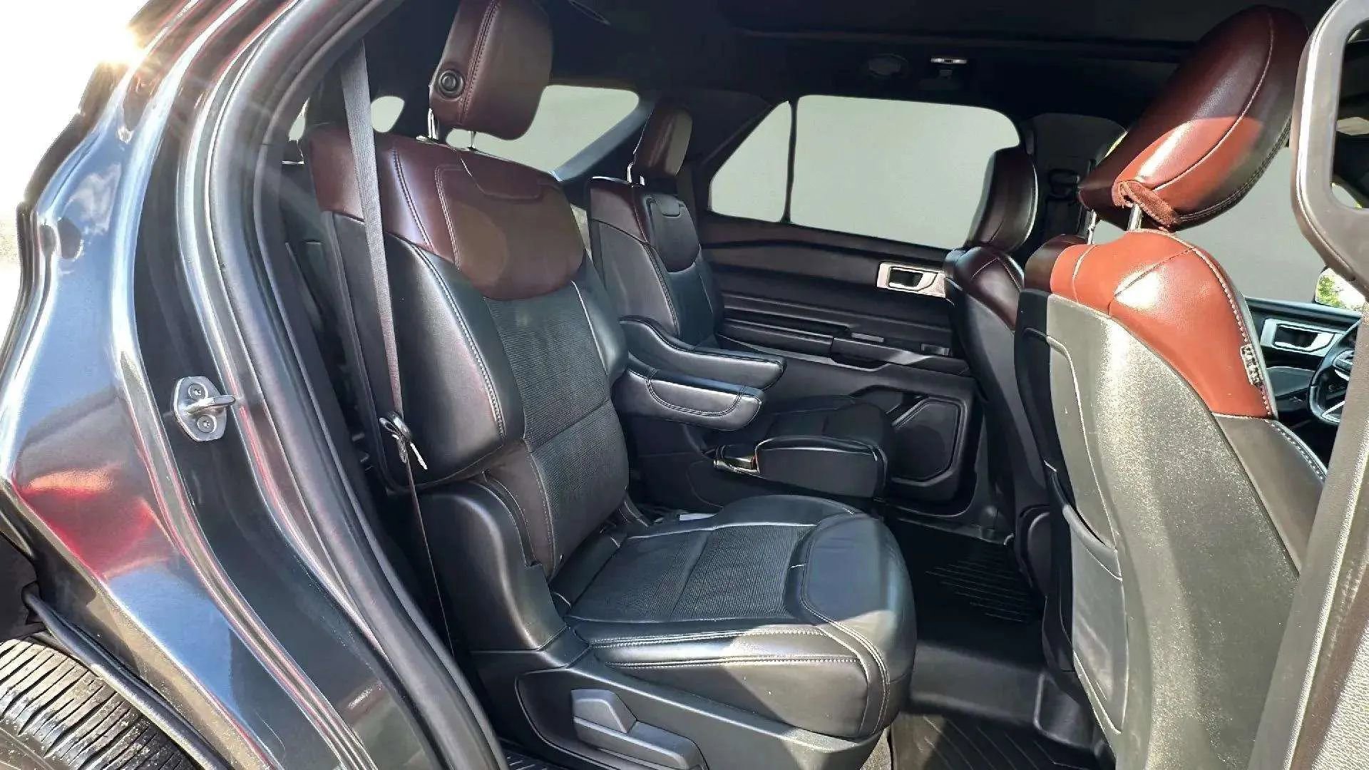 Used 2020 Ford Explorer Platinum w/ Premium Technology Package image 31