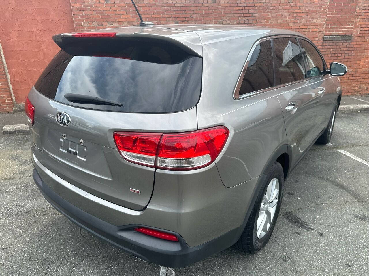 Used 2017 Kia Sorento L FWD image 3