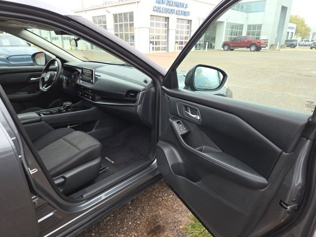 Used 2024 Nissan Rogue SV image 34