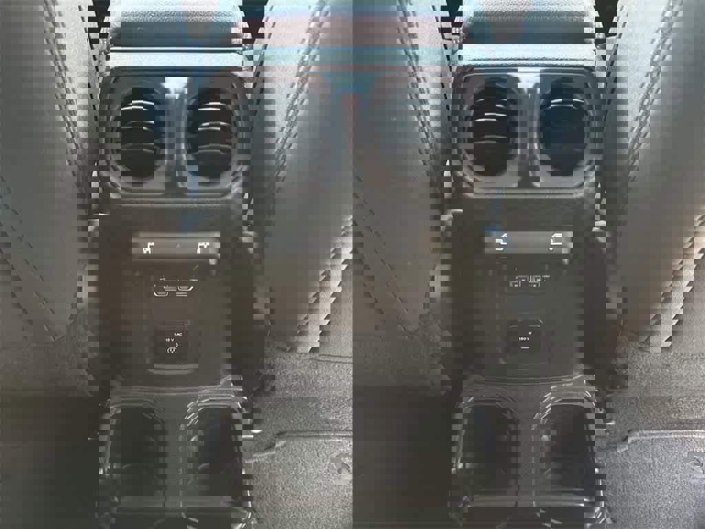 Used 2018 Jeep Wrangler Unlimited Sahara image 19