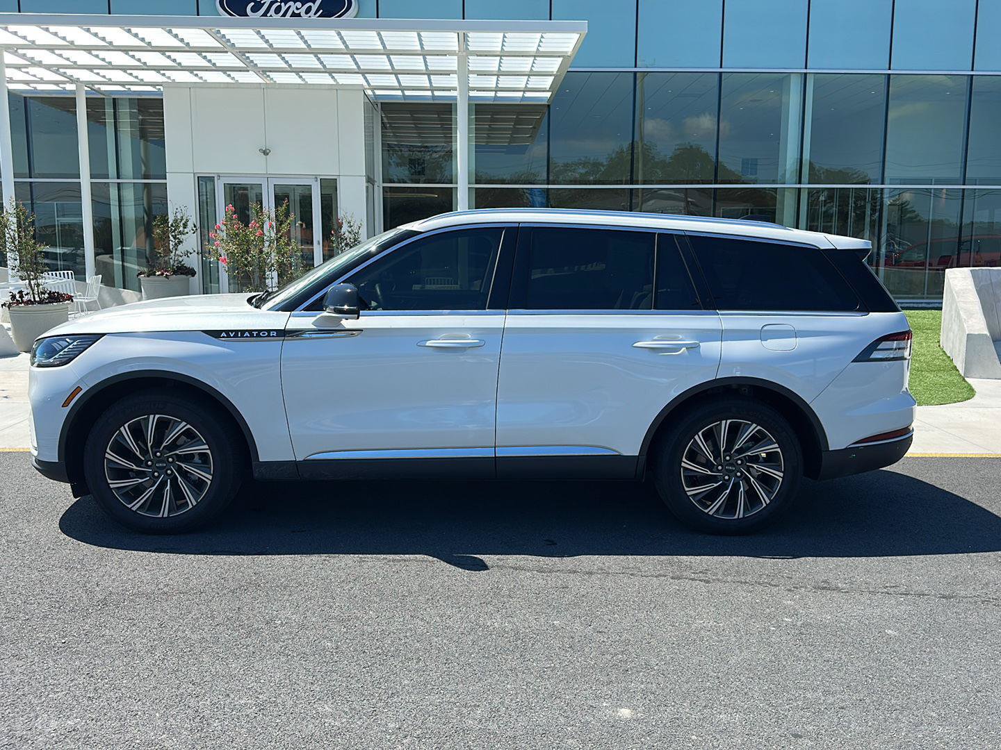Used 2026 Lincoln Aviator AWD image 8