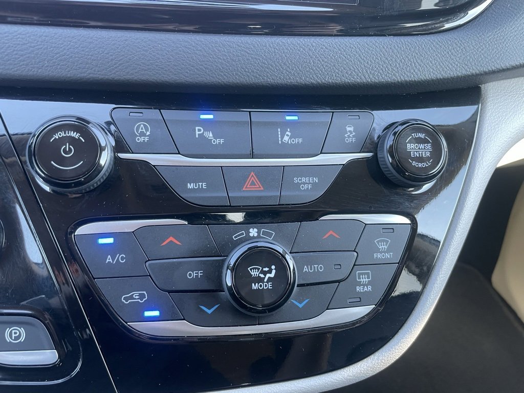 Used 2024 Chrysler Pacifica Touring-L image 12