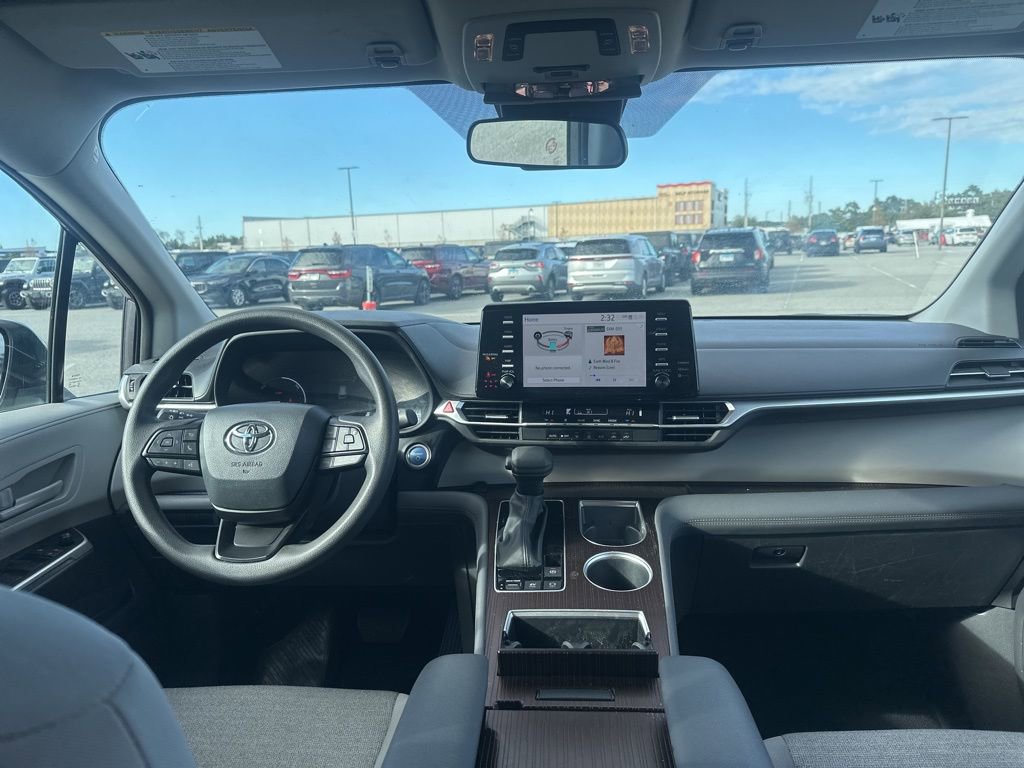 Used 2024 Toyota Sienna LE image 12