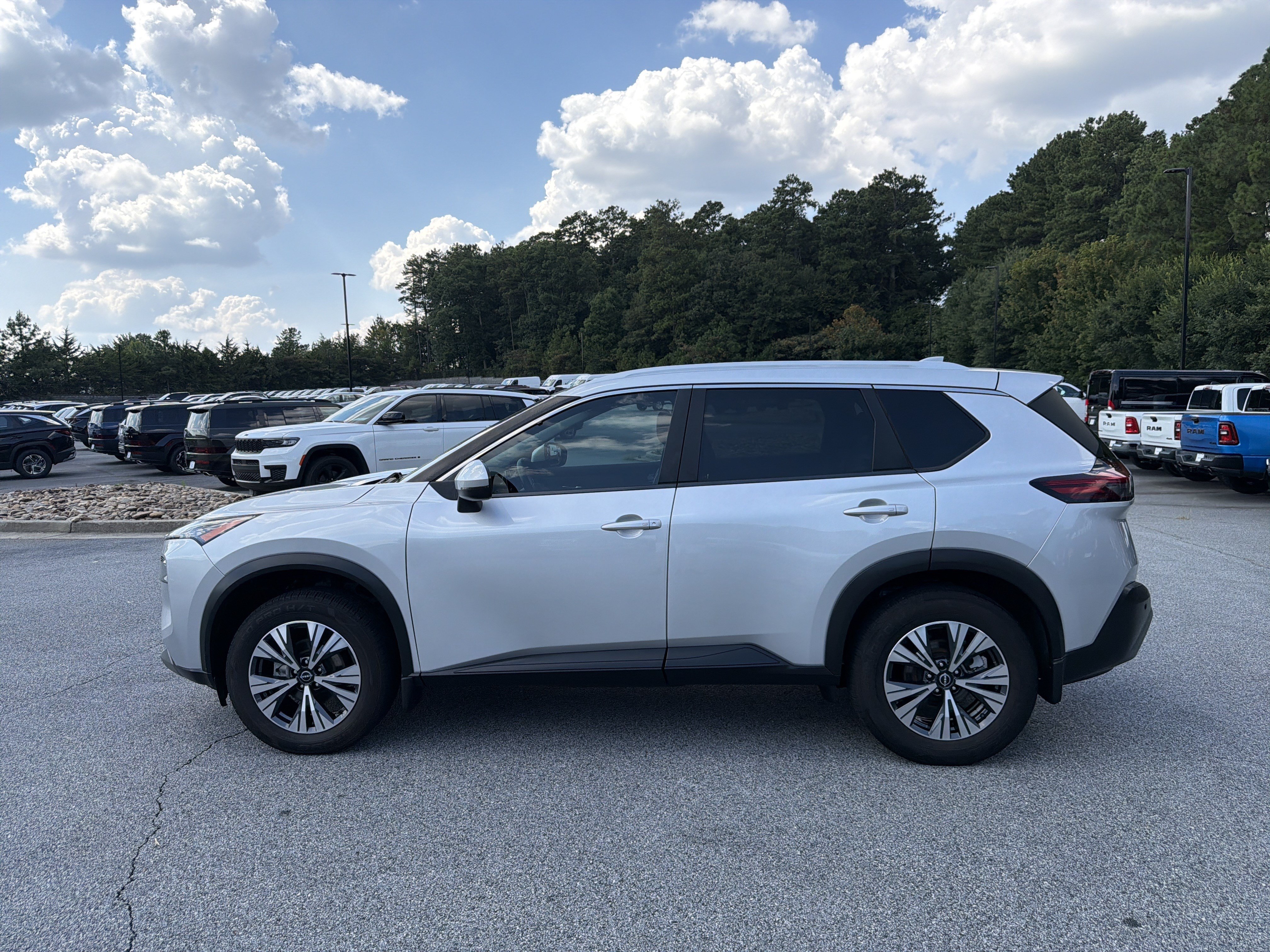 Used 2022 Nissan Rogue SV w/ SV Premium Package FWD image 4