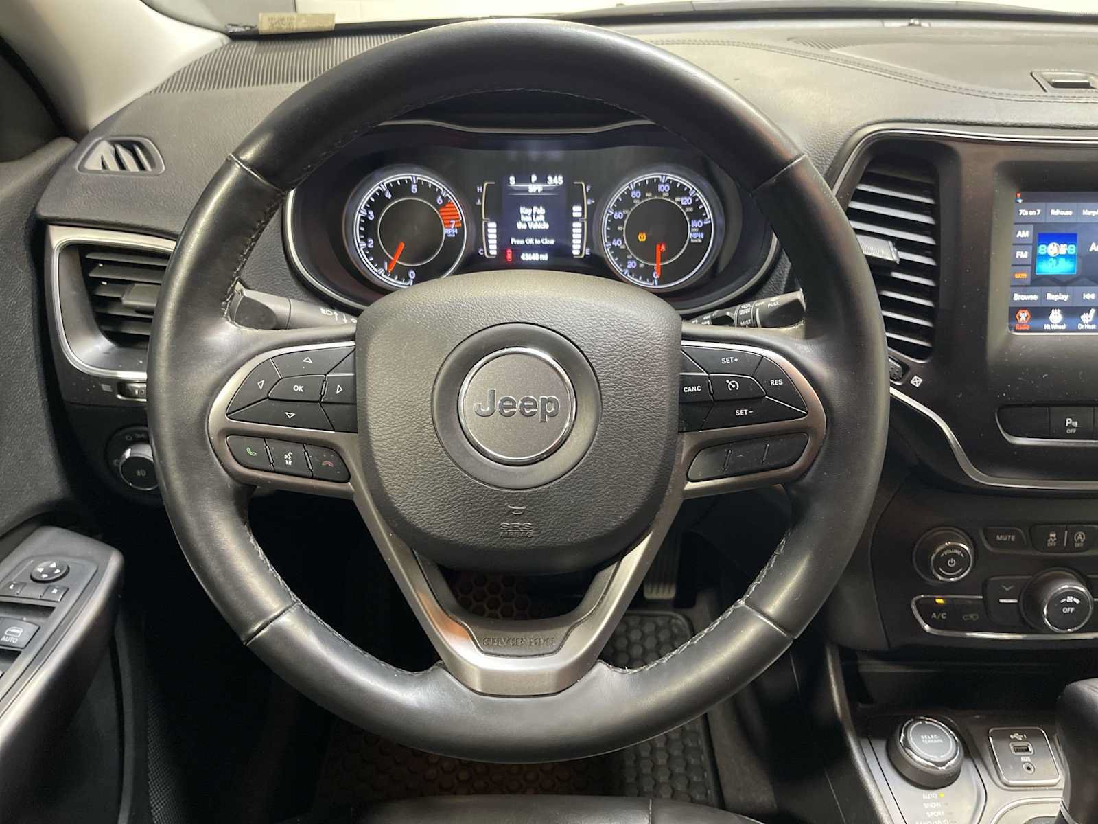 Used 2019 Jeep Cherokee Latitude Plus w/ Cold Weather Group AWD/4WD image 15