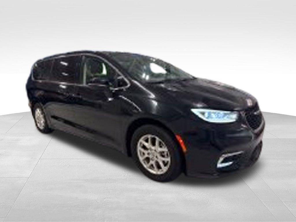 Used 2023 Chrysler Pacifica Touring-L FWD image 55
