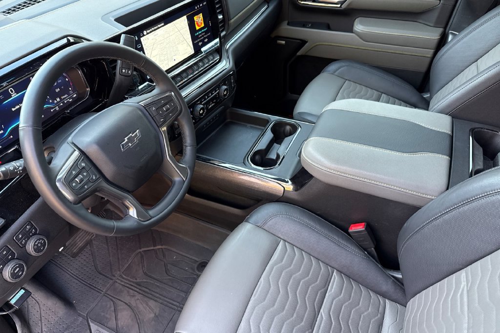 Used 2025 Chevrolet Silverado 2500 ZR2 w/ Technology Package AWD/4WD image 4