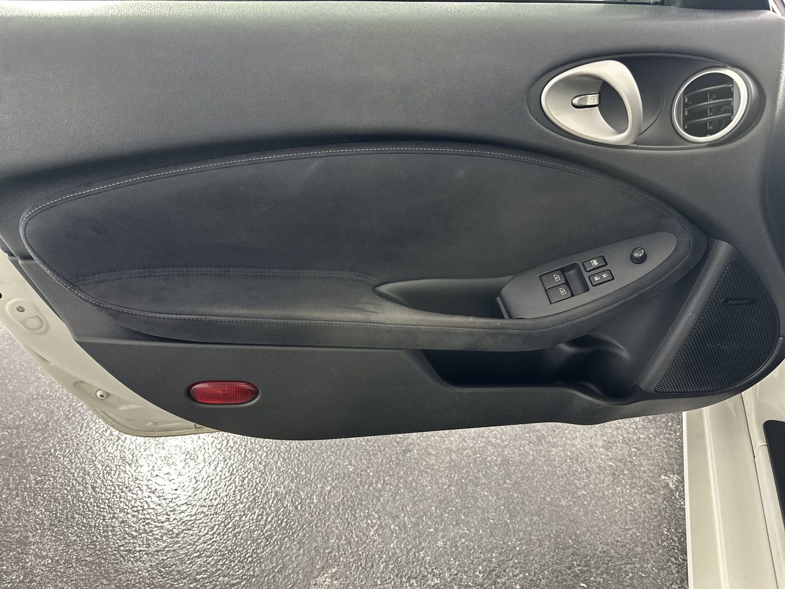 Used 2009 Nissan 370Z Touring RWD image 30