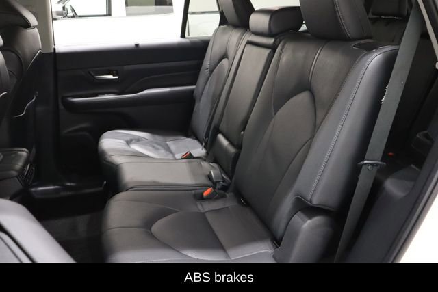 Used 2024 Toyota Grand Highlander Limited FWD image 11